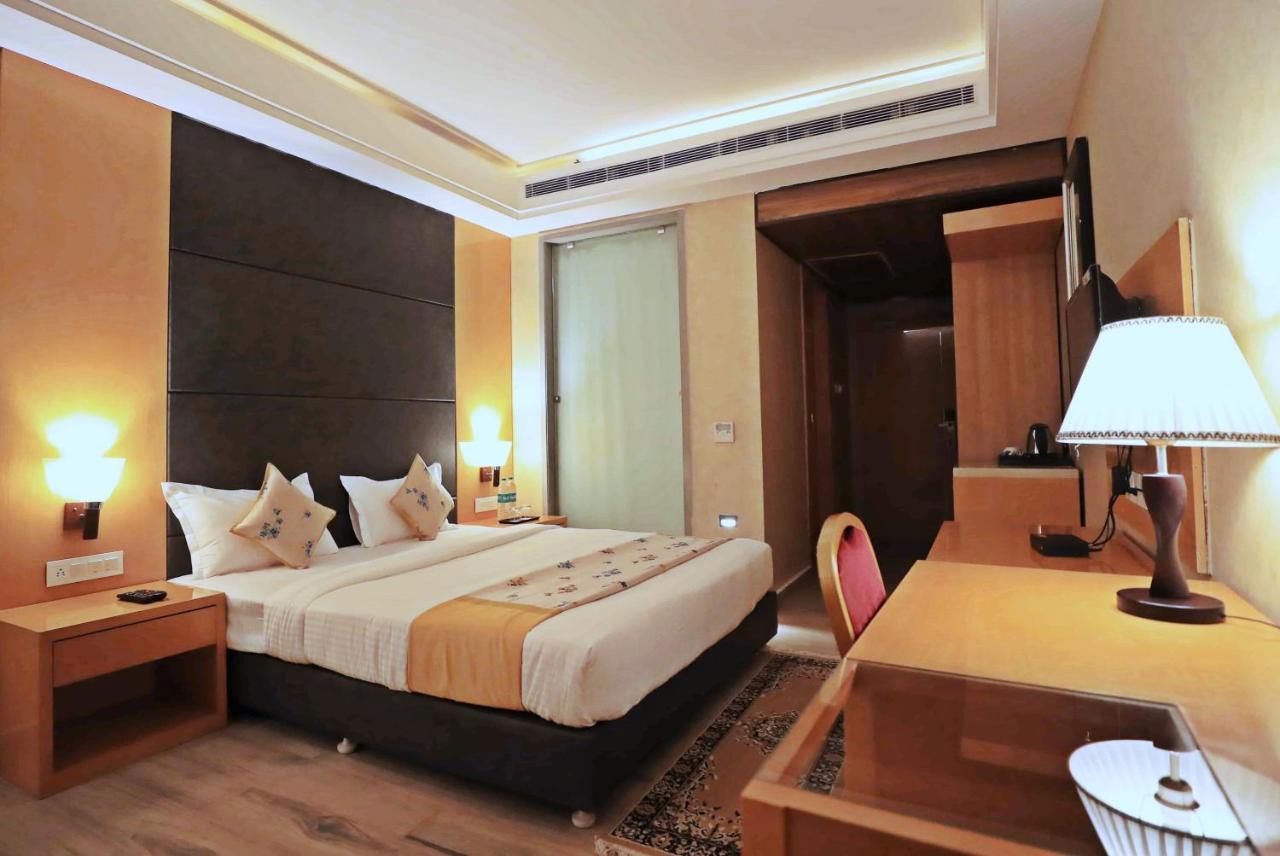 Bindiram Express By Shrigo Hotels Sitapur Muafi Luaran gambar