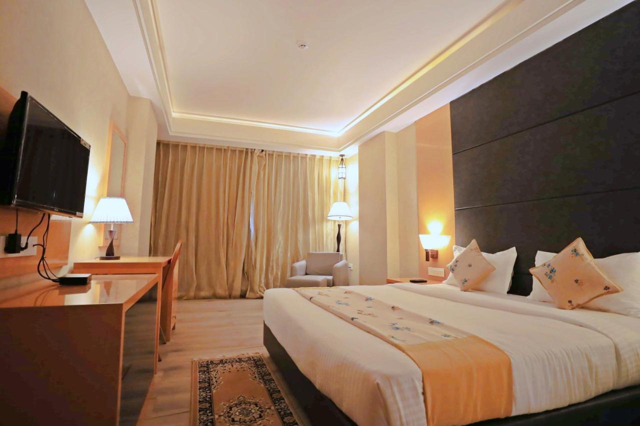 Bindiram Express By Shrigo Hotels Sitapur Muafi Luaran gambar
