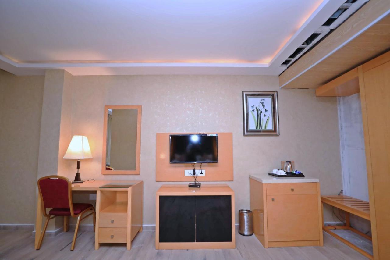 Bindiram Express By Shrigo Hotels Sitapur Muafi Luaran gambar